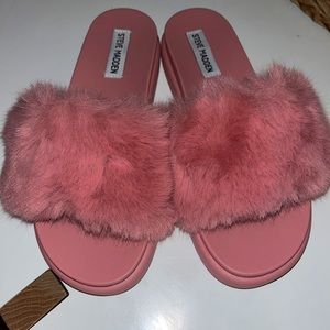🩷 STEVE MADDEN PINK FLUFFY SLIDES 🩷
